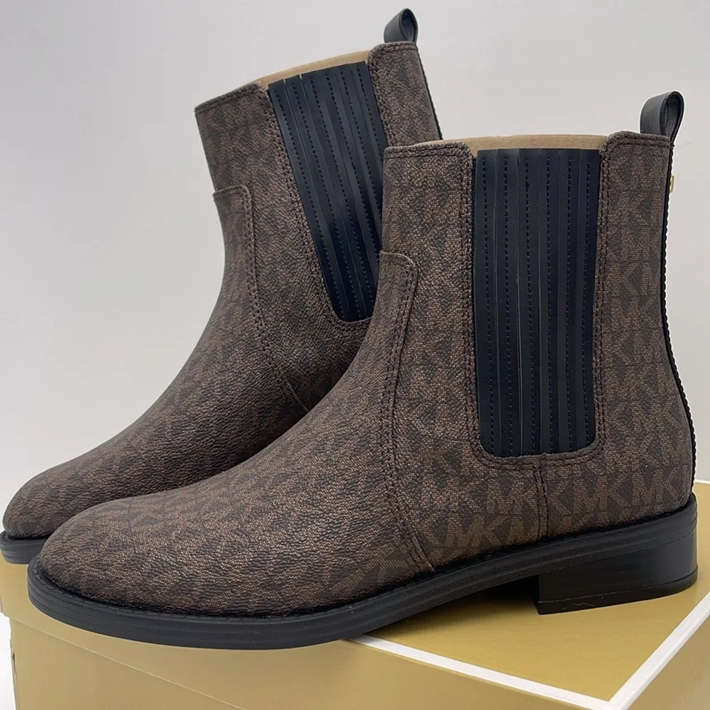 Michael Kors ELLA FLAT BOOTIE MK SIG SM
49F4ELFE5B
BROWN - Picture 7 of 16